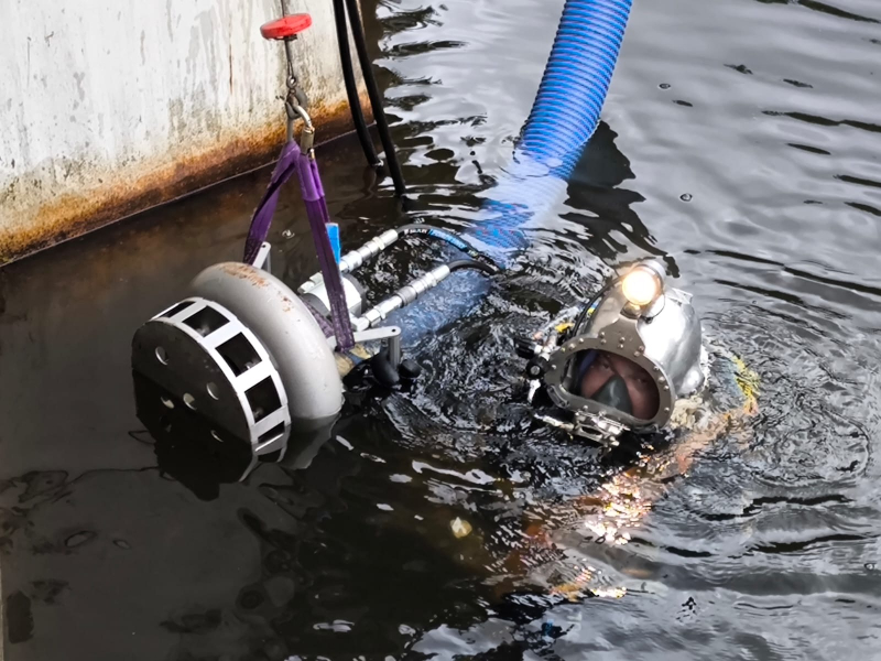 Hydraulické čerpadlo HYCON a práce potápěčů